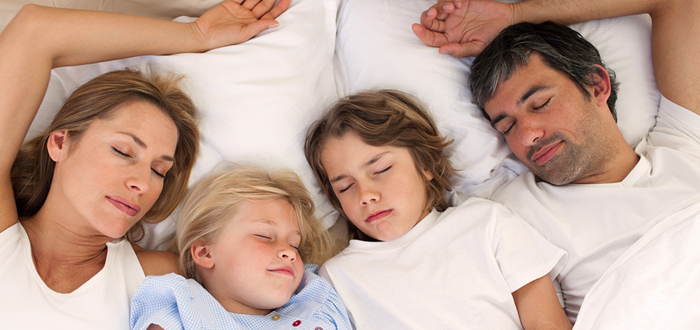 Як мелатонін допомагає налагодити сон і чи можна його дітям?